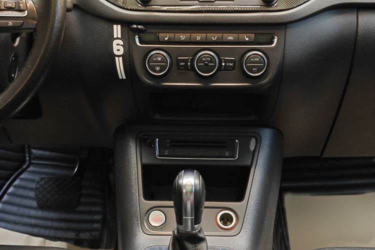 Used Volkswagen Tiguan 2015 1.8TSI Automatic All-Wheel-Drive Luxury Model Interior 6