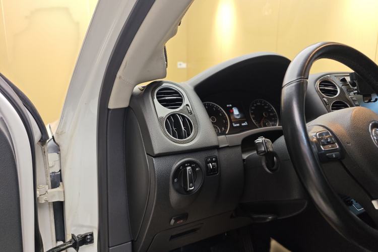 Used Volkswagen Tiguan 2015 1.8TSI Automatic All-Wheel-Drive Luxury Model Interior 8