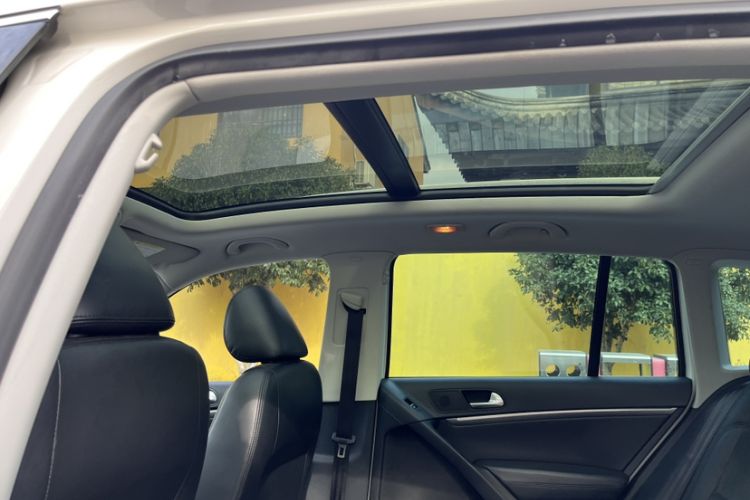 Used Volkswagen Tiguan 2015 2.0 TSI Automatic All-Wheel Drive Flagship Edition Interior 9
