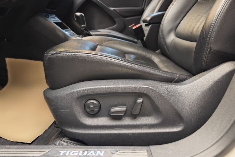 Used Volkswagen Tiguan 2015 1.8TSI Automatic All-Wheel-Drive Luxury Model Interior 9