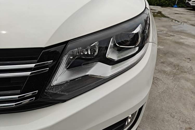 Used Volkswagen Tiguan 2015 1.8TSI Automatic All-Wheel-Drive Luxury Model Left Front Headlight