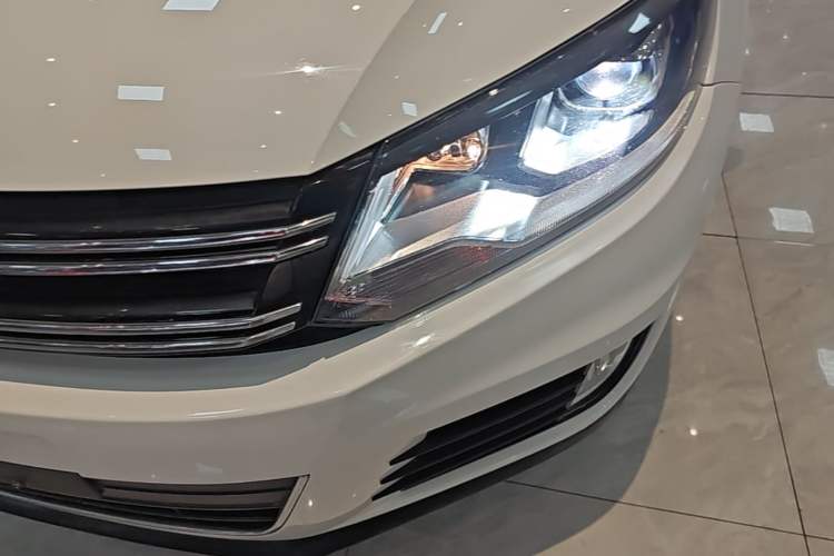 Used Volkswagen Tiguan 2015 1.8TSI Automatic All-Wheel Drive Comfort Edition Left Front Headlight