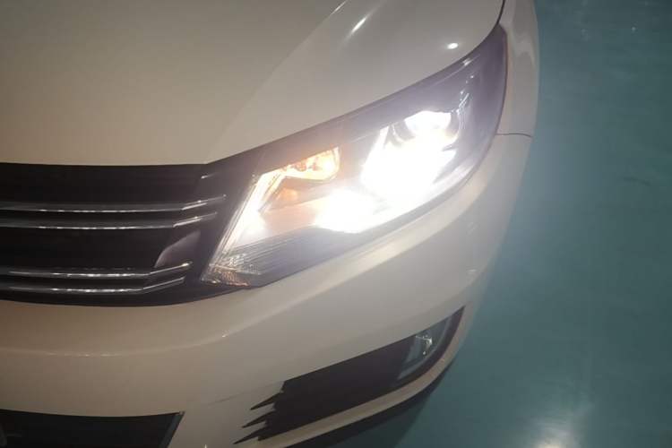 Used Volkswagen Tiguan 2015 2.0 TSI Automatic All-Wheel Drive Luxury Edition Left Front Headlight