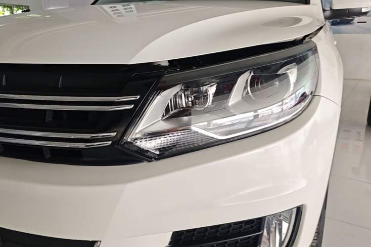 Used Volkswagen Tiguan 2015 1.8TSI Automatic All-Wheel-Drive Luxury Model Left Front Headlight