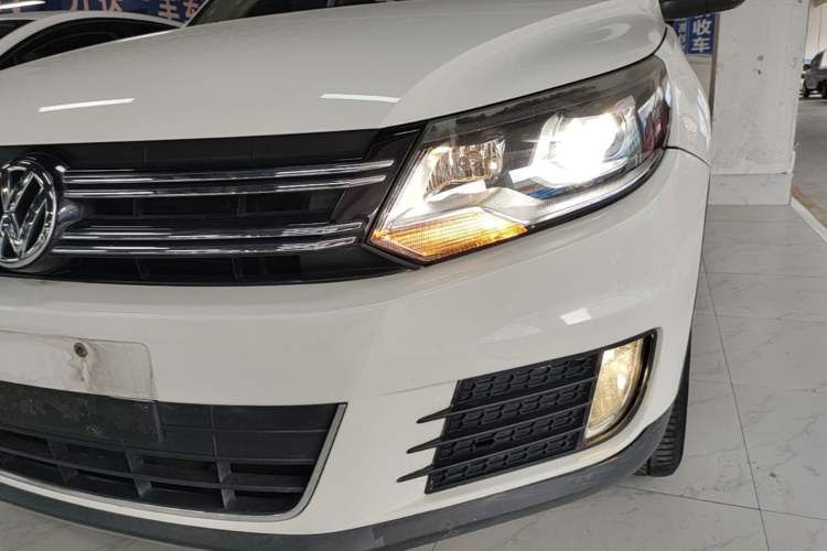 Used Volkswagen Tiguan 2015 1.8TSI Automatic All-Wheel-Drive Luxury Model Left Front Headlight