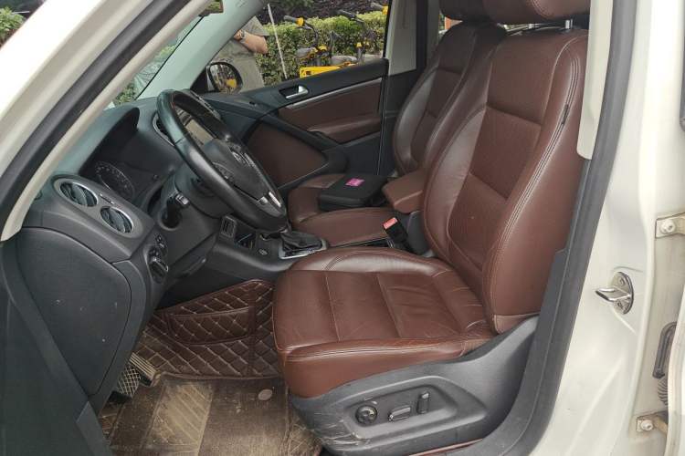 Used Volkswagen Tiguan 2015 2.0 TSI Automatic All-Wheel Drive Luxury Edition Left Front Seat