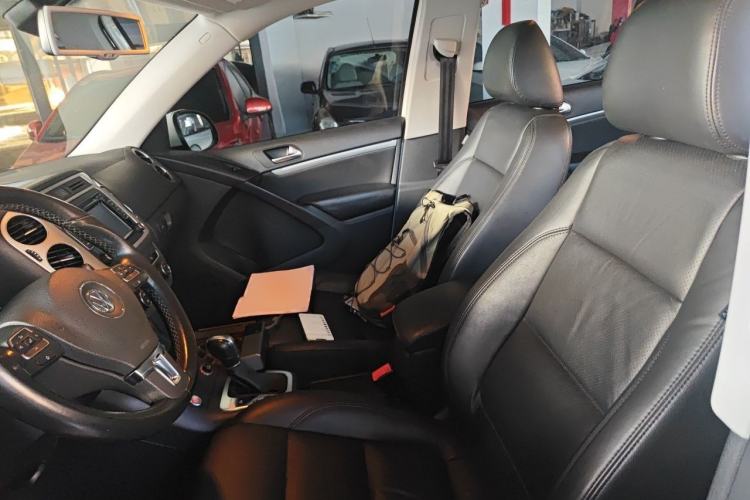 Used Volkswagen Tiguan 2015 2.0 TSI Automatic All-Wheel Drive Luxury Edition Left Front Seat