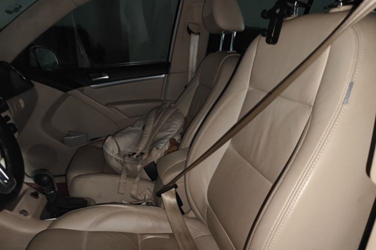 Used Volkswagen Tiguan 2015 1.8TSI Automatic All-Wheel-Drive Luxury Model Left Front Seat