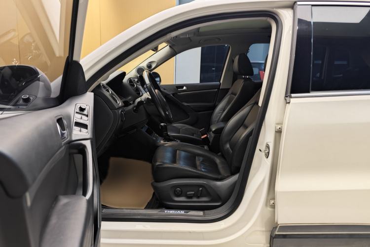 Used Volkswagen Tiguan 2015 1.8TSI Automatic All-Wheel-Drive Luxury Model Left Front Seat