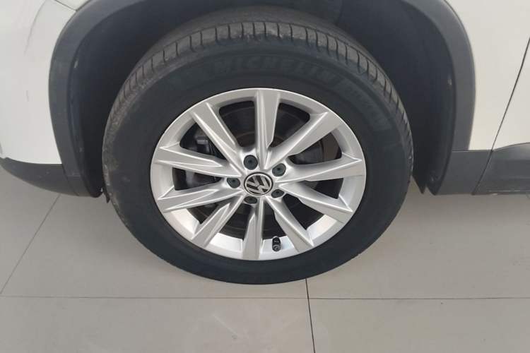 Used Volkswagen Tiguan 2015 1.8TSI Automatic All-Wheel Drive Style Vision Edition Left Front Wheel Hub