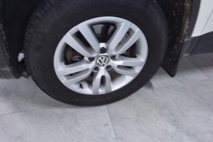 Used Volkswagen Tiguan 2015 1.8TSI Automatic Two-Wheel Drive Trend Edition Left Front Wheel Hub