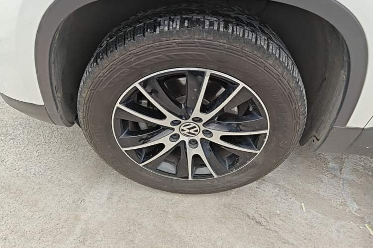 Used Volkswagen Tiguan 2015 1.8TSI Automatic All-Wheel-Drive Luxury Model Left Front Wheel Hub