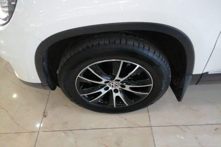 Used Volkswagen Tiguan 2015 1.8TSI Automatic Two-Wheel Drive Luxury Model Left Front Wheel Hub