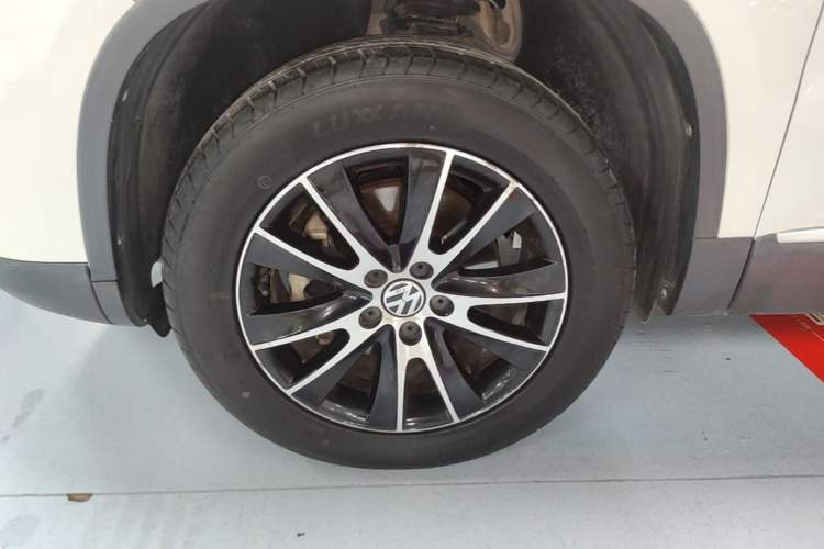 Used Volkswagen Tiguan 2015 1.8TSI Automatic Two-Wheel Drive Luxury Model Left Front Wheel Hub