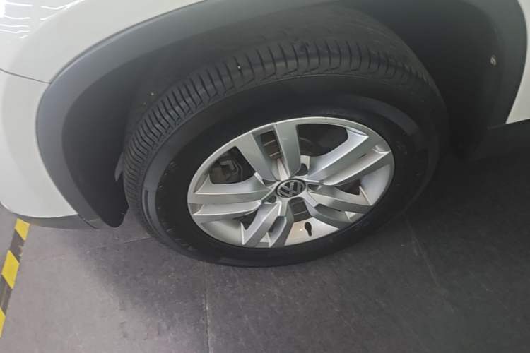 Used Volkswagen Tiguan 2015 1.8TSI Automatic Two-Wheel Drive Trend Edition Left Front Wheel Hub