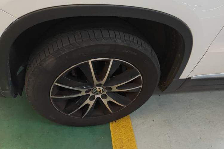 Used Volkswagen Tiguan 2015 1.8TSI Automatic Two-Wheel Drive Luxury Model Left Front Wheel Hub