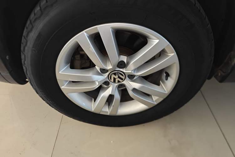 Used Volkswagen Tiguan 2015 1.8TSI Automatic Two-Wheel Drive Trend Edition Left Front Wheel Hub