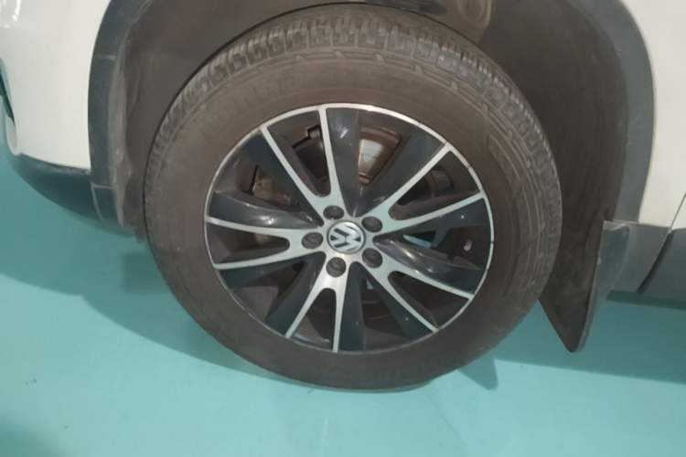 Used Volkswagen Tiguan 2015 2.0 TSI Automatic All-Wheel Drive Luxury Edition Left Front Wheel Hub