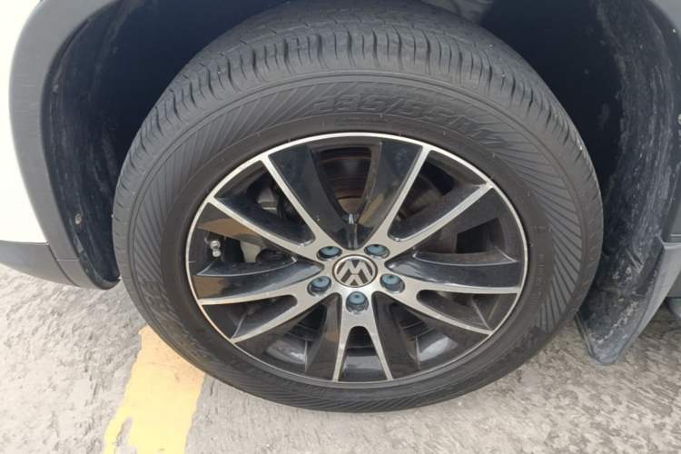 Used Volkswagen Tiguan 2015 1.8TSI Automatic Two-Wheel Drive Luxury Model Left Front Wheel Hub