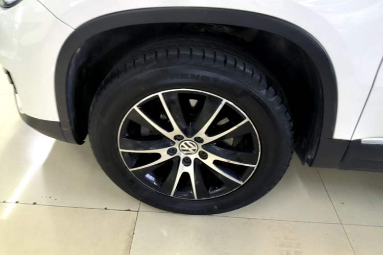 Used Volkswagen Tiguan 2015 1.8TSI Automatic Two-Wheel Drive Luxury Model Left Front Wheel Hub
