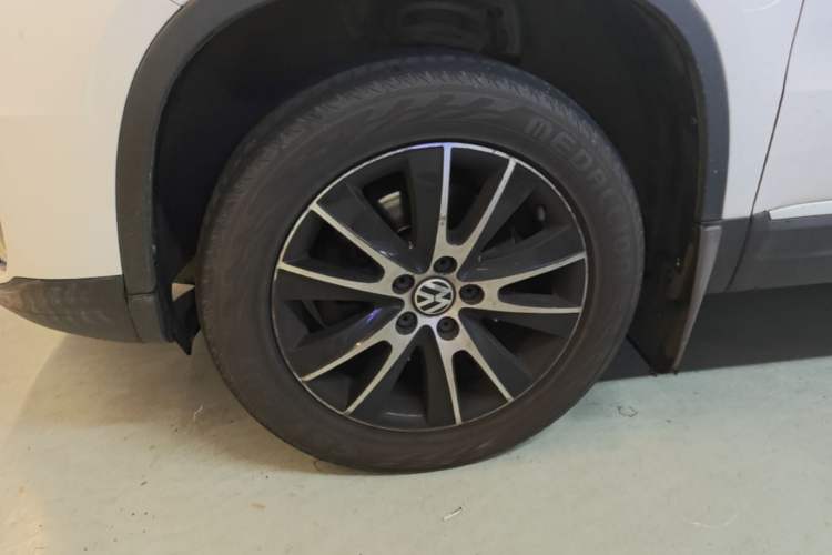 Used Volkswagen Tiguan 2015 1.8TSI Automatic Two-Wheel Drive Luxury Model Left Front Wheel Hub