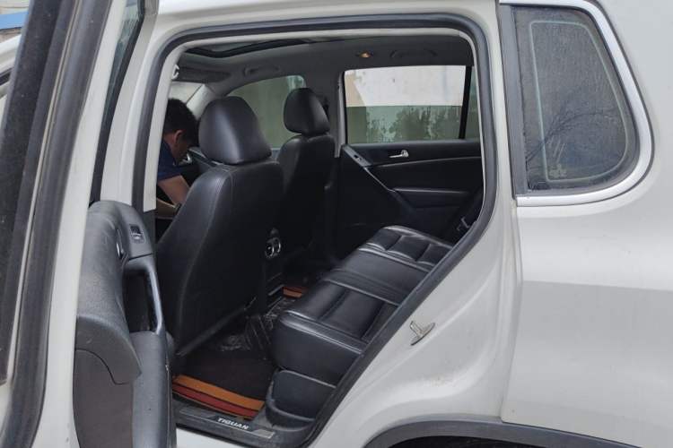 Used Volkswagen Tiguan 2015 2.0 TSI Automatic All-Wheel Drive Luxury Edition Left Rear Seat