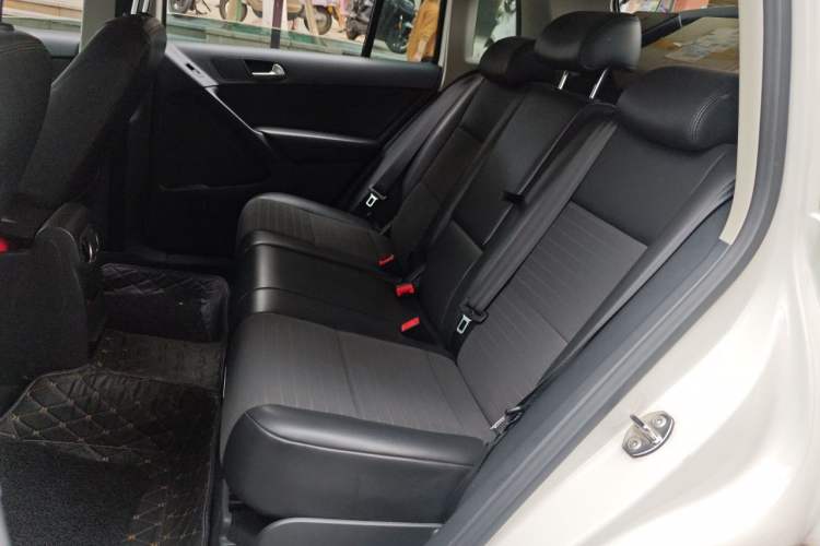 Used Volkswagen Tiguan 2015 1.8TSI Automatic Two-Wheel Drive Trend Edition Left Rear Seat