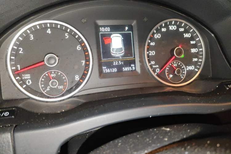 Used Volkswagen Tiguan 2015 1.8TSI Automatic All-Wheel-Drive Luxury Model Odometer Close Up