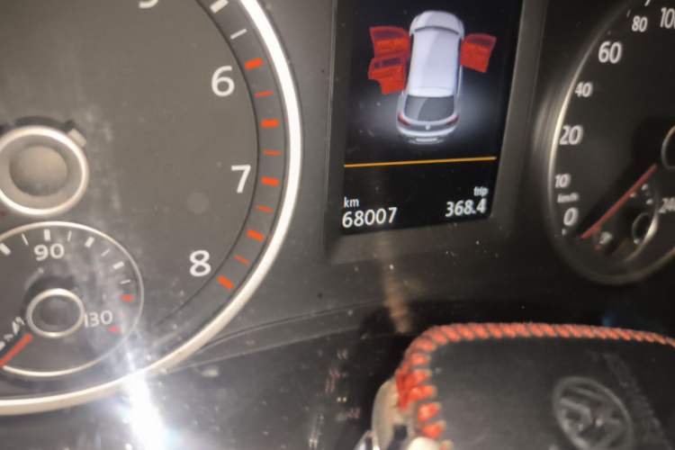 Used Volkswagen Tiguan 2015 2.0 TSI Automatic All-Wheel Drive Flagship Edition Odometer Close Up