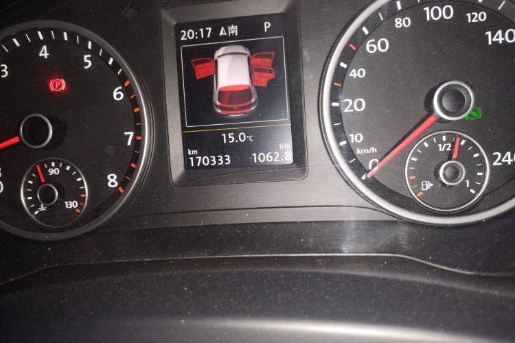 Used Volkswagen Tiguan 2015 1.8TSI Automatic All-Wheel-Drive Luxury Model Odometer Close Up