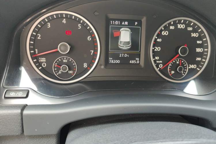 Used Volkswagen Tiguan 2015 1.8TSI Automatic All-Wheel-Drive Luxury Model Odometer Close Up