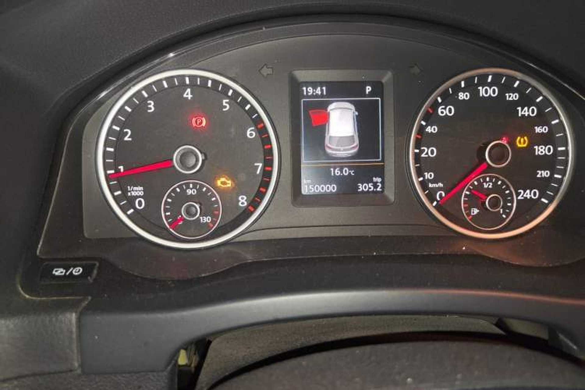 Used Volkswagen Tiguan 2015 2.0 TSI Automatic All-Wheel Drive Luxury Edition Odometer Close Up