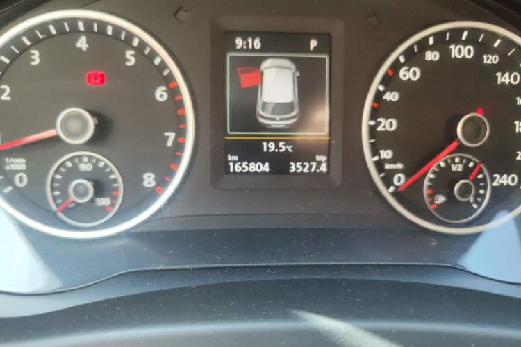 Used Volkswagen Tiguan 2015 1.8TSI Automatic Two-Wheel Drive Luxury Model Odometer Close Up