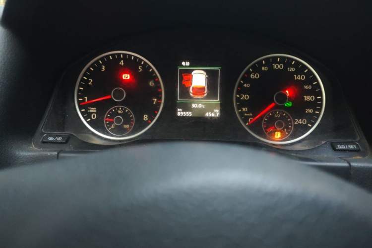 Used Volkswagen Tiguan 2015 1.8TSI Automatic Two-Wheel Drive Luxury Model Odometer Close Up