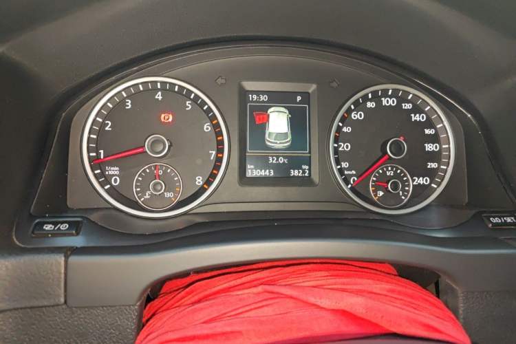 Used Volkswagen Tiguan 2015 1.8TSI Automatic Two-Wheel Drive Luxury Model Odometer Close Up