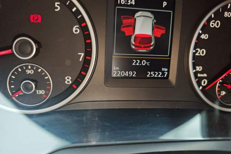 Used Volkswagen Tiguan 2015 1.8TSI Automatic Two-Wheel Drive Luxury Model Odometer Close Up
