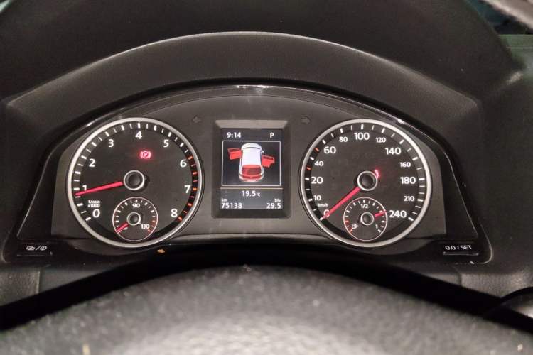 Used Volkswagen Tiguan 2015 1.8TSI Automatic Two-Wheel Drive Luxury Model Odometer Close Up