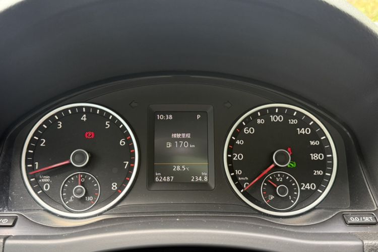 Used Volkswagen Tiguan 2015 1.8TSI Automatic Two-Wheel Drive Luxury Model Odometer Close Up