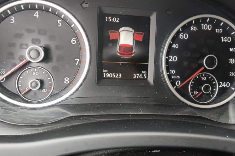 Used Volkswagen Tiguan 2015 1.8TSI Automatic All-Wheel-Drive Luxury Model Odometer Close Up
