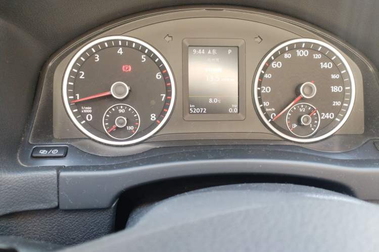 Used Volkswagen Tiguan 2015 1.8TSI Automatic All-Wheel-Drive Luxury Model Odometer Close Up