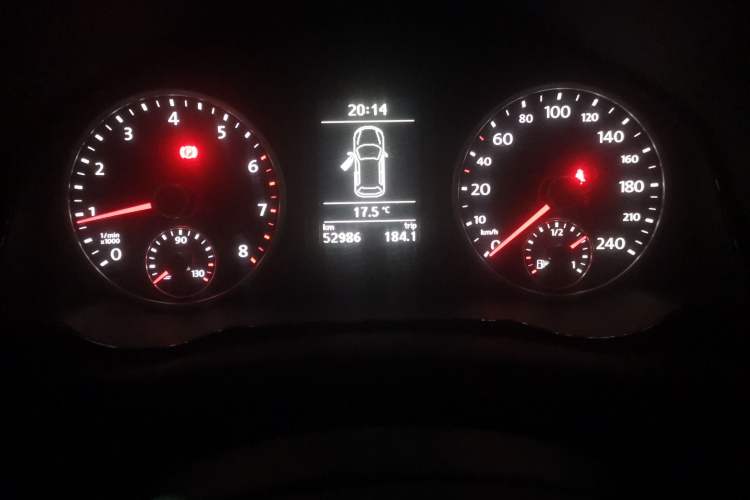 Used Volkswagen Tiguan 2015 1.8TSI Manual Two-Wheel Drive Fashion Edition Odometer Close Up