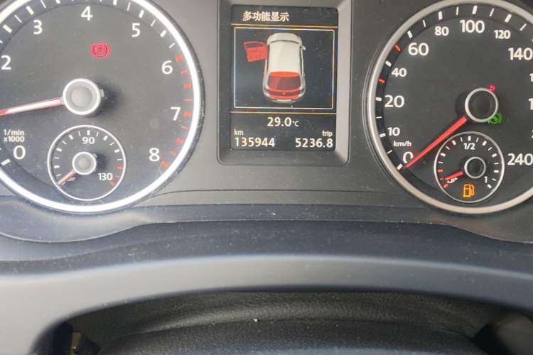 Used Volkswagen Tiguan 2015 1.8TSI Automatic All-Wheel-Drive Luxury Model Odometer Close Up