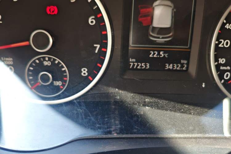 Used Volkswagen Tiguan 2015 1.8TSI Automatic Two-Wheel Drive Luxury Model Odometer Close Up