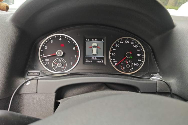 Used Volkswagen Tiguan 2015 2.0 TSI Comfort Edition Odometer Close Up