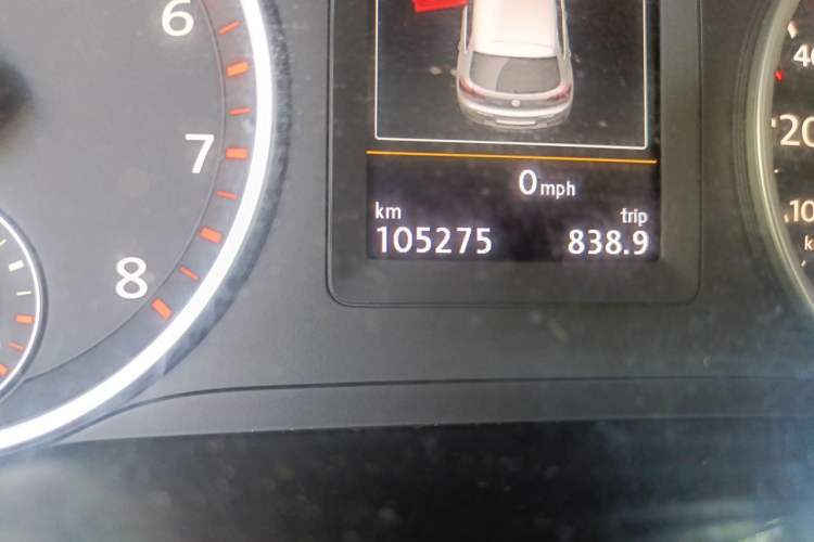 Used Volkswagen Tiguan 2015 1.8TSI Automatic Two-Wheel Drive Luxury Model Odometer Close Up