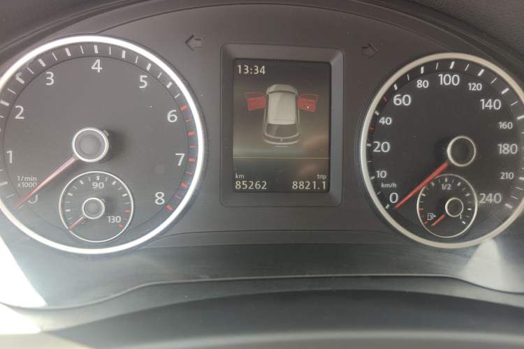 Used Volkswagen Tiguan 2015 1.8TSI Automatic Two-Wheel Drive Luxury Model Odometer Close Up