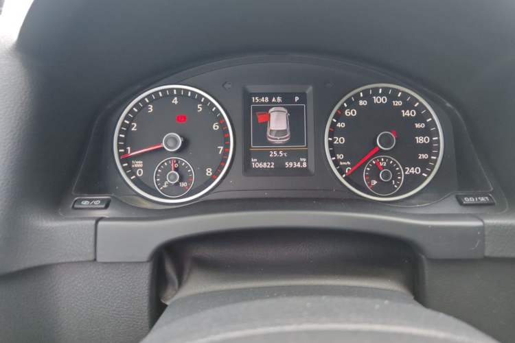 Used Volkswagen Tiguan 2015 1.8TSI Automatic Two-Wheel Drive Luxury Model Odometer Close Up