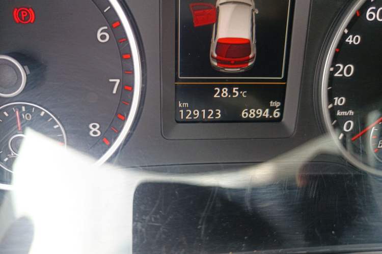 Used Volkswagen Tiguan 2015 1.8TSI Automatic Two-Wheel Drive Luxury Model Odometer Close Up
