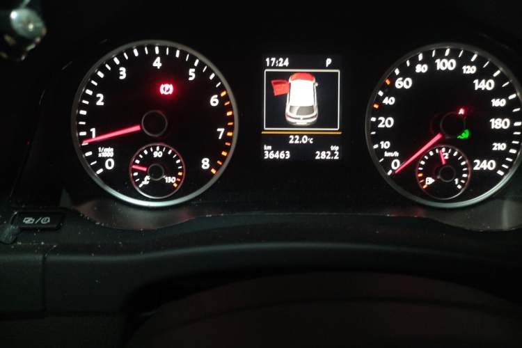 Used Volkswagen Tiguan 2015 2.0 TSI Comfort Edition Odometer Close Up