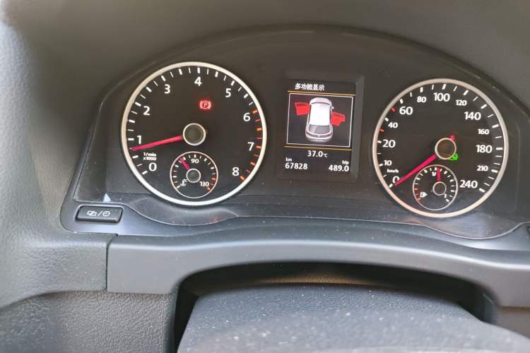 Used Volkswagen Tiguan 2015 1.8TSI Automatic Two-Wheel Drive Luxury Model Odometer Close Up